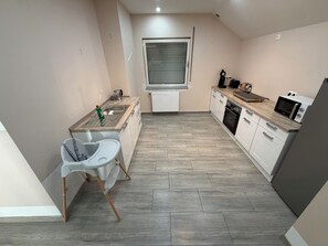 Fridge, microwave, oven, stovetop - Apartment for 8 people - Near FRA Airport (Kelsterbach)