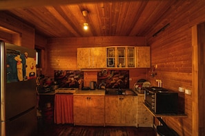 Frigorífico grande, horno, placa de cocina y utensilios de cocina