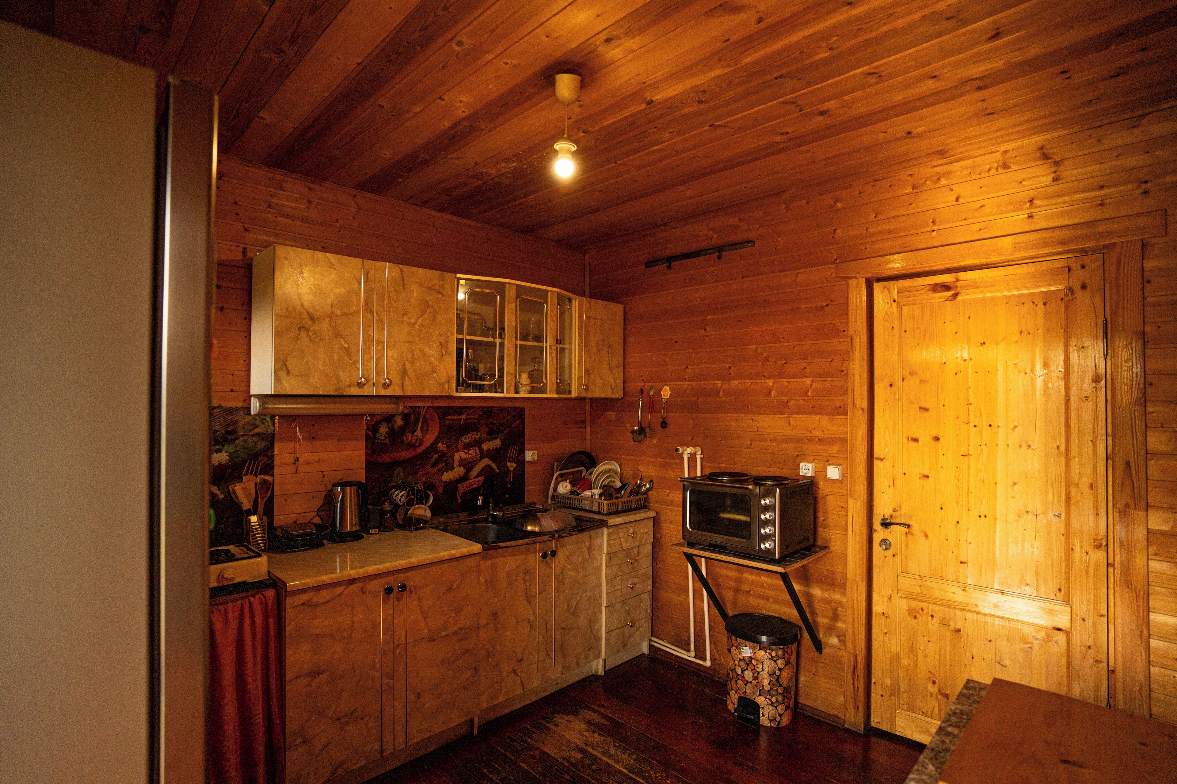 Full-sized fridge, oven, stovetop, cookware/dishes/utensils