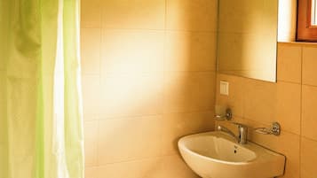 Habitación doble Deluxe, vista a la montaña | Baño | Regadera, amenidades de baño gratuitas, toallas, jabón