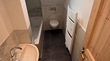 Haartrockner, Handtücher, Seife, Toilettenpapier