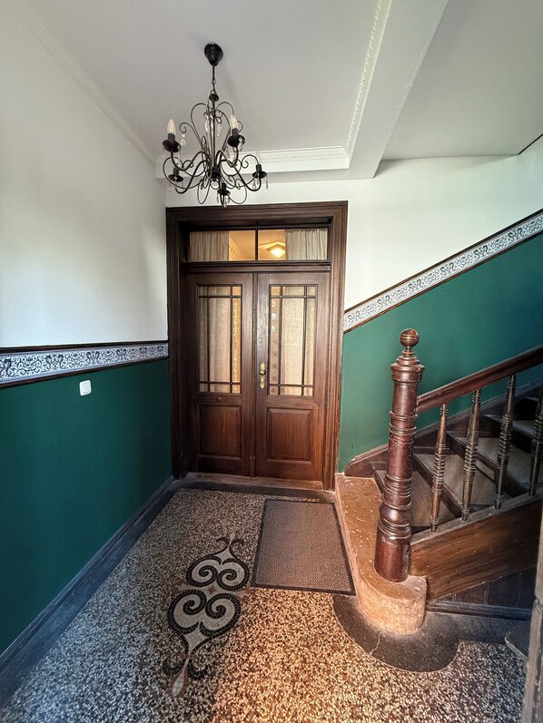 Eine Treppe mit einem hölzernen Geländer und einem Teppichbelag.