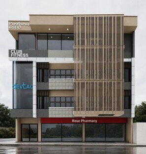 Un edificio de varios pisos con Club Fitness y Rose Pharmacy en la planta baja.