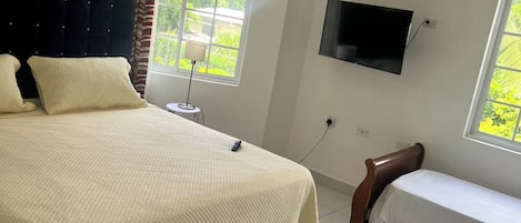 8 habitaciones, tabla de planchar con plancha, wifi y ropa de cama