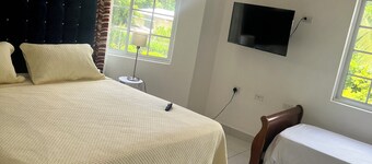 Gorgeous 8-bedroom bed & breakfast in charming Clarendon Park Tollgate