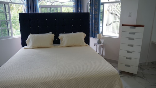 Gorgeous 8-bedroom bed & breakfast in charming Clarendon Park Tollgate