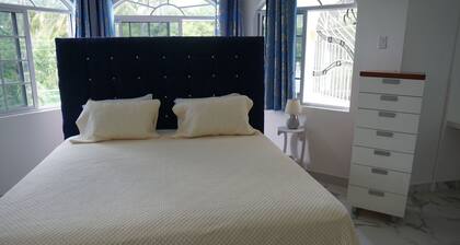 Gorgeous 8-bedroom bed & breakfast in charming Clarendon Park Tollgate