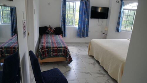 Gorgeous 8-bedroom bed & breakfast in charming Clarendon Park Tollgate
