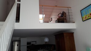 A two-story apartment with a kitchen on the ground floor and a balcony on the upper floor. - House on the Arcachon Bay with Air Conditioning (Gujan-Mestras)