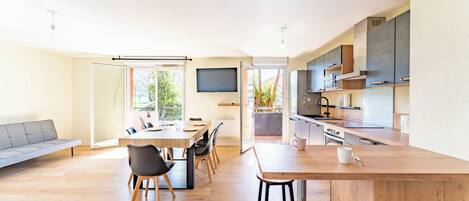 Fridge, microwave, oven, stovetop