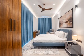 Tabla de planchar con plancha, wifi gratis y ropa de cama 