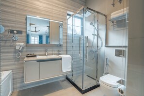Secadora de cabello, bidet, toallas, jabón 
