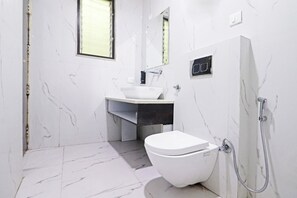 Regadera, amenidades de baño gratuitas, secadora de cabello, pantuflas 