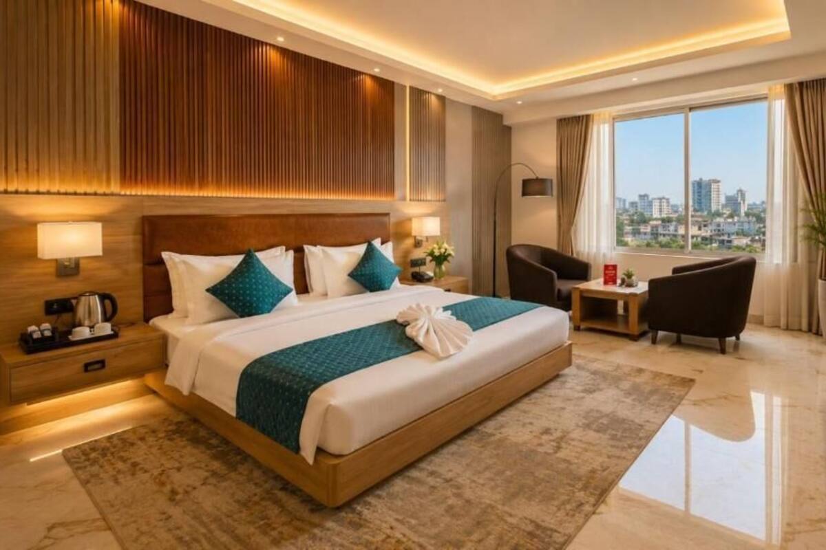 Une chambre d’hôtel moderne avec un grand lit, un bureau, une chaise et une vue sur la ville.