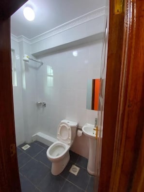 Studio | Bathroom | Free toiletries, slippers, towels, soap - Todas Hotel (Kiambu)