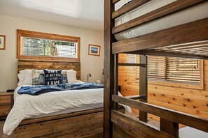 Tabla de planchar con plancha, cuna de viaje, wifi y ropa de cama