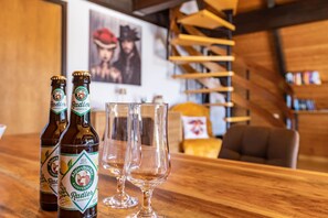 Zwei Radler Biere und zwei leere Gläser auf einem Holztisch.