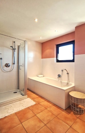 Shower, hair dryer, towels - Apartment at Kugelberg (Goldbach)
