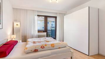 Iron/ironing board, WiFi, bed sheets
