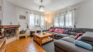 Fernseher, Kamin, DVD-Player