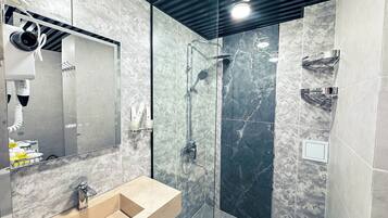Deluxe Triple Room, Balcony, City View | Bilik Mandi | Kelengkapan dandanan diri percuma, pengering rambut, selipar