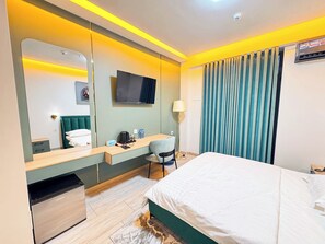 Standard-Doppelzimmer, Balkon, Stadtblick | Zimmersafe, Verdunkelungsvorhänge, Bügeleisen/Bügelbrett