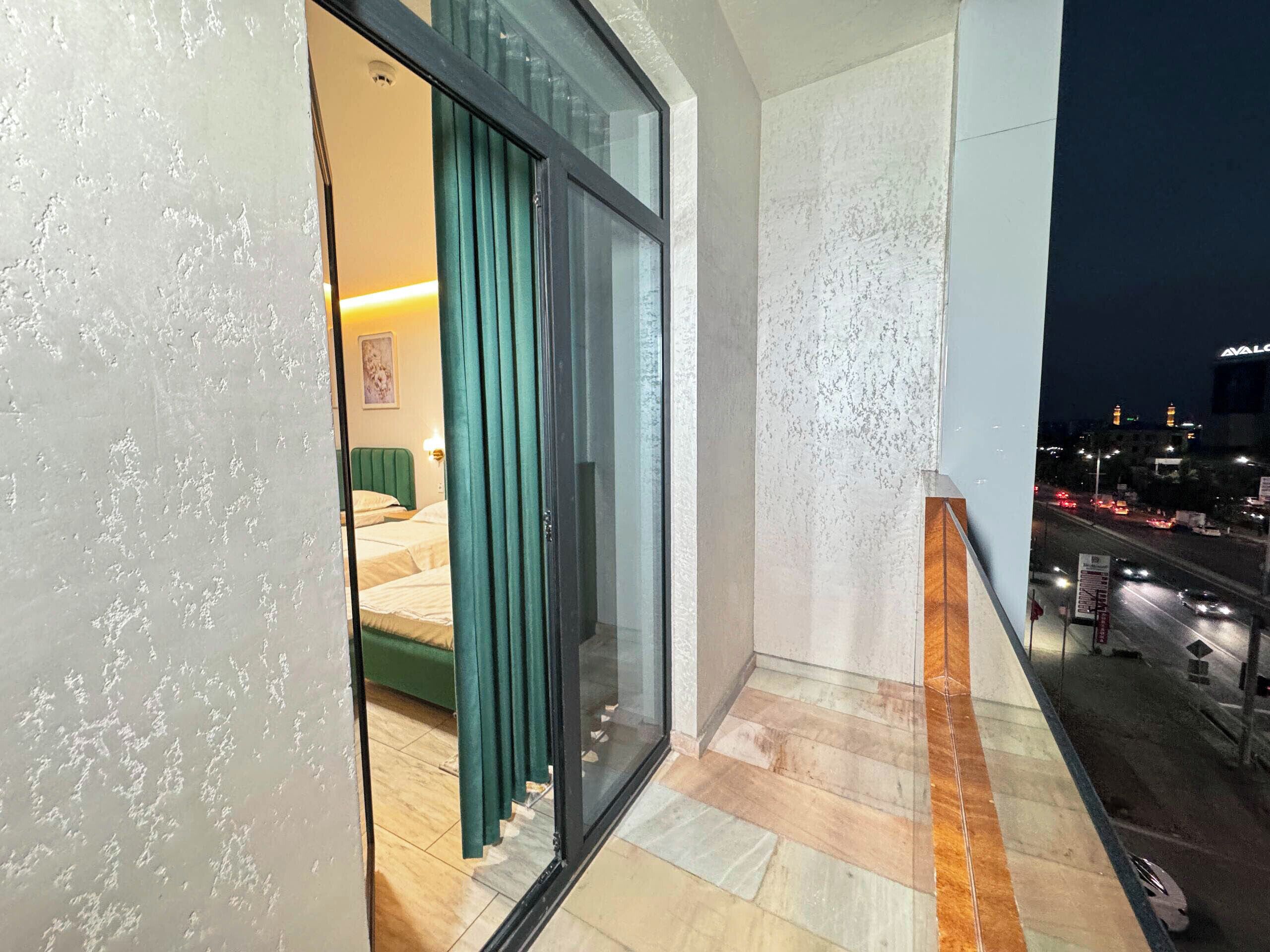 Deluxe driepersoonskamer, balkon, uitzicht op stad | Terras