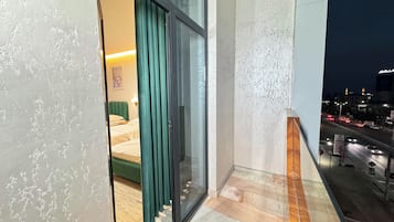 Deluxe driepersoonskamer, balkon, uitzicht op stad | Terras
