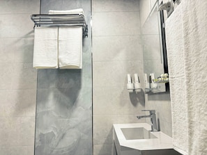 Standard-Doppelzimmer, Balkon, Stadtblick | Badezimmer | Kostenlose Toilettenartikel, Haartrockner, Hausschuhe, Handtücher