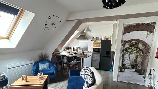A modern loft with a dining area, kitchen, and a view of the outdoors. - EPERNEVASION: a cozy, air-conditioned apartment right in the heart of downtown Epernay. (Épernay)