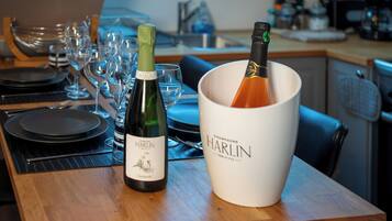 Ein Tisch mit Weingläsern, einer Flasche Harlin Champagner und einem Champagnerkühler.