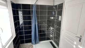 Ducha, secador de pelo, toallas y jabón