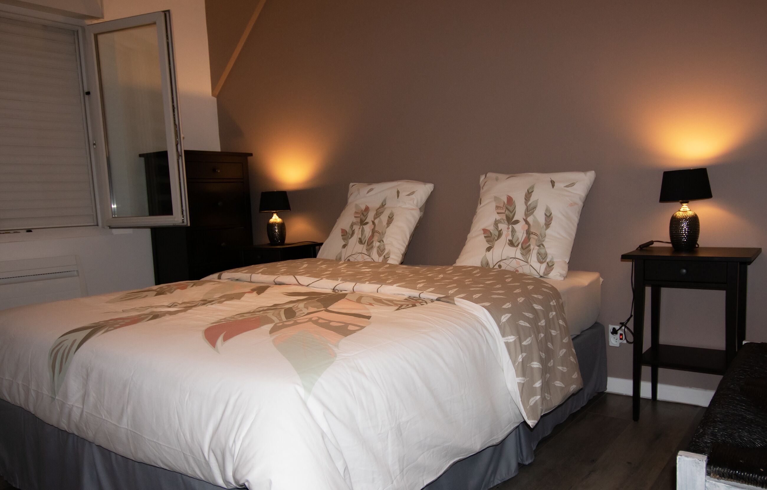 Tabla de planchar con plancha, wifi, ropa de cama