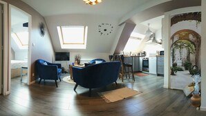 A spacious loft with a dining area, kitchen, and a large skylight. - EPERNEVASION: a cozy, air-conditioned apartment right in the heart of downtown Epernay. (Épernay)