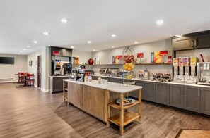 Dining - 1 King +2 Queens Two-Floor Suite w/ Free Breakfast| Shuttle to/from Vail Airport (Eagle)