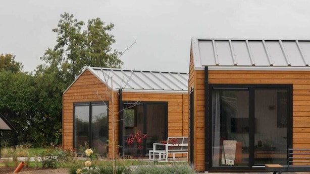 A modern wooden house with large windows and a metal roof. - Wellness Lodge 2 (Olburgen)