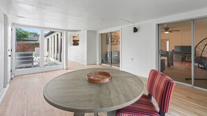 Een modern interieur met een ronde tafel, een gestreepte stoel en een dienblad met koffie.