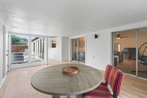 Ein modernes Interieur mit einem runden Tisch, einem gestreiften Sessel und einer Kaffeetasse.