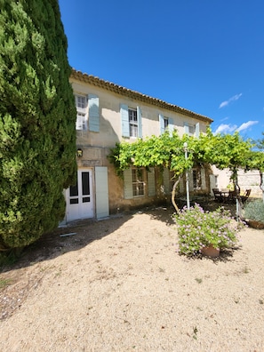 Exterior - Vrbo Property (Arles)