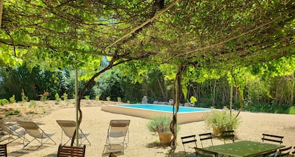 A farmhouse halfway between the beaches of the Camargue and Arles