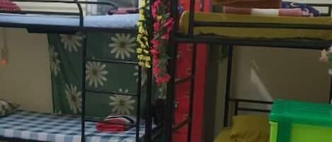 Caja de seguridad en la habitación y tabla de planchar con plancha