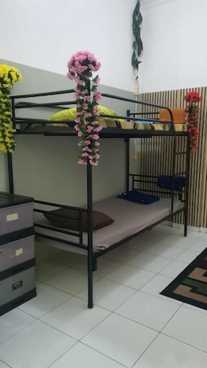 In-room safe, iron/ironing board, free WiFi, bed sheets - Dazhong Backpacker's Hostel (Medan)