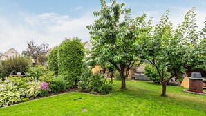 A well-maintained garden with a variety of plants and a lawn. - Room 'Ferienzimmer Nala und Loft' for Families and Holiday Guests (Görlitz)