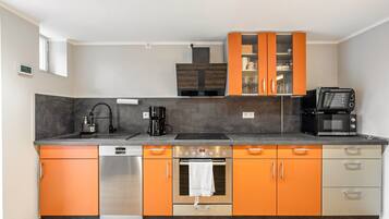 Wasserkocher mit Kaffee-/Teezubehör, Kühlschrank, Mikrowelle, Ofen
