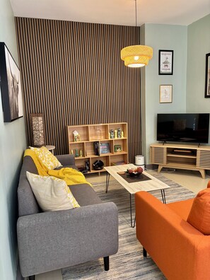 Smart TV - Perfect 2-bedroom guest house with AC in historic Rockford neighborhood (Rockford)