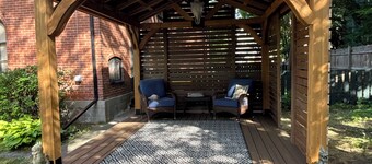 Perfect 2-bedroom guest house with AC in historic Rockford neighborhood