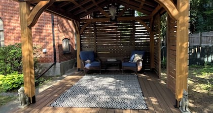 Perfect 2-bedroom guest house with AC in historic Rockford neighborhood