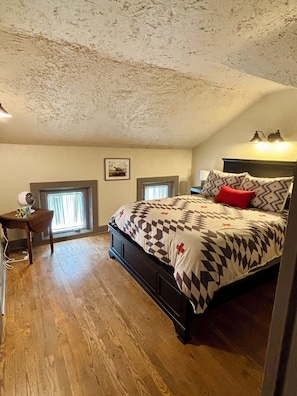 Iron/ironing board, WiFi, bed sheets - Perfect 2-bedroom guest house with AC in historic Rockford neighborhood (Rockford)