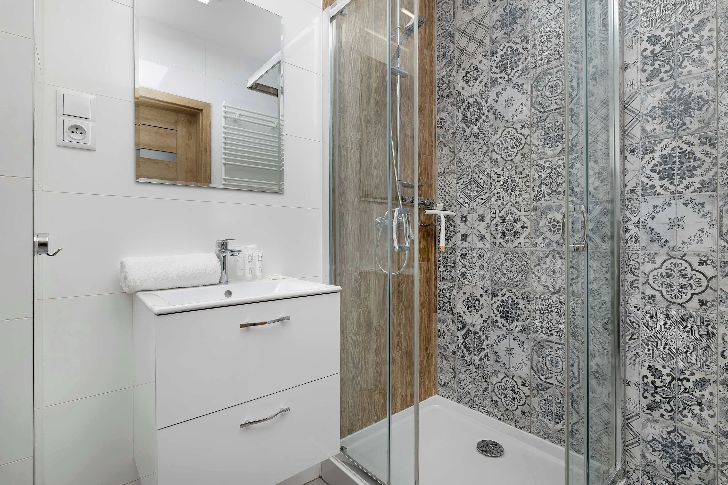 Shower, hair dryer, towels, shampoo