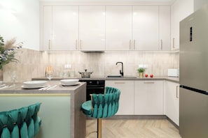 Fridge, oven, stovetop, dishwasher